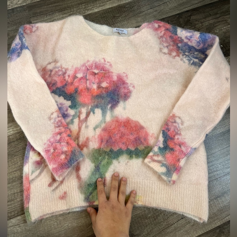 Wool sweater in baby pink with gorgeous motif. Bartolini. Made in Italy.